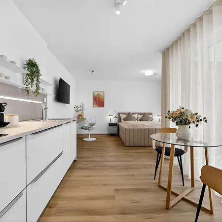 Maximin - Upscale Near Porta Nigra * Trevír